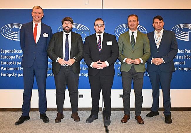 Fernando López Miras y Marcos Ortuño, junto a los representantes de la región finlandesa de Häme.