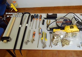 Material incautado por la Benemérita tras la detención de los sospechosos.