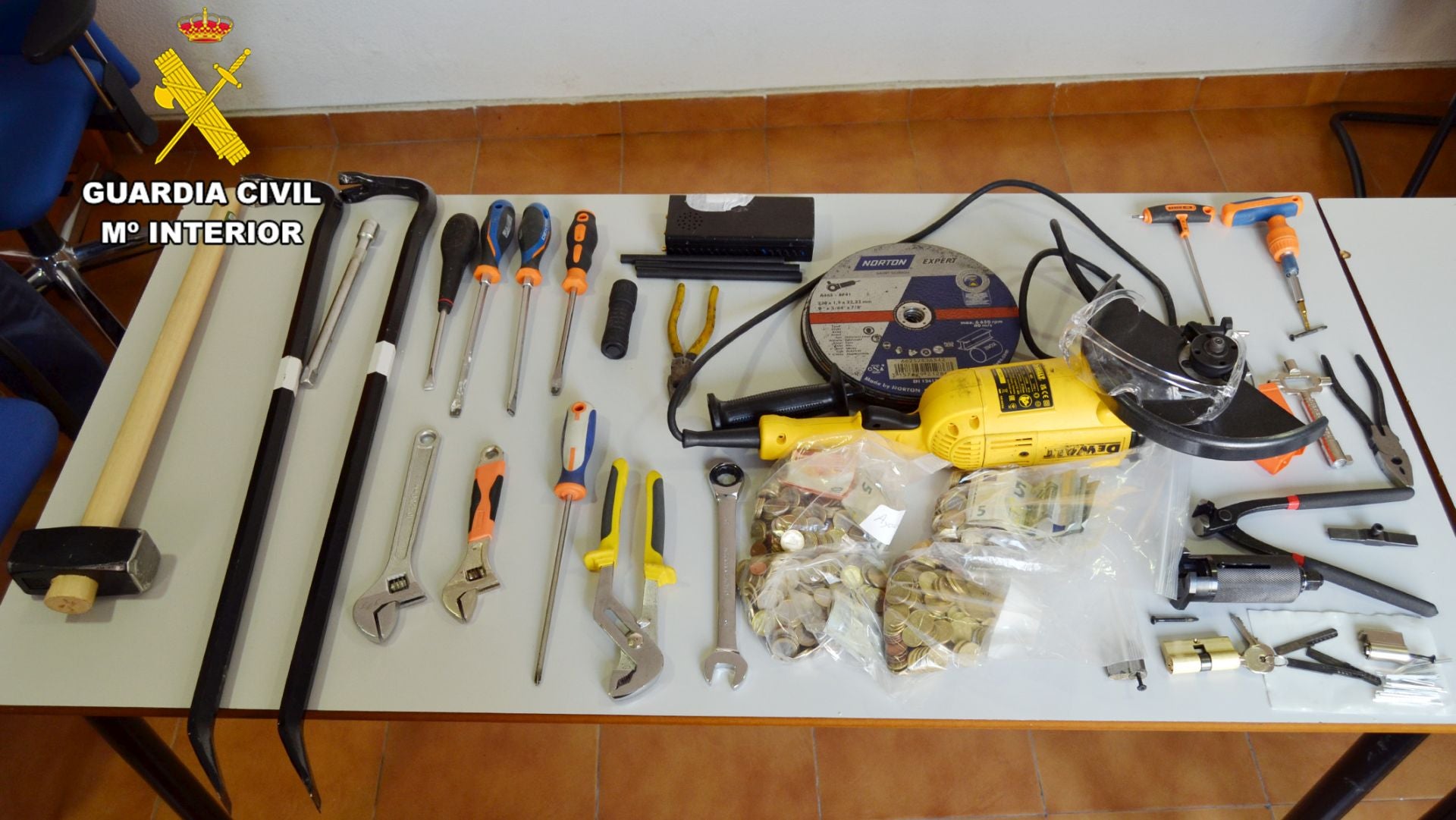 Material incautado por la Benemérita tras la detención de los sospechosos.