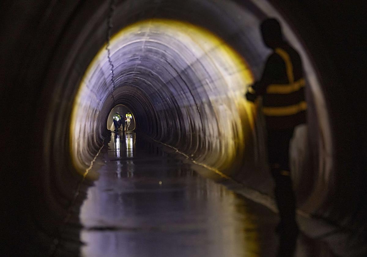 Operarios del Taibilla trabajando esta semana en el Canal Nuevo de Cartagena, en San Javier.