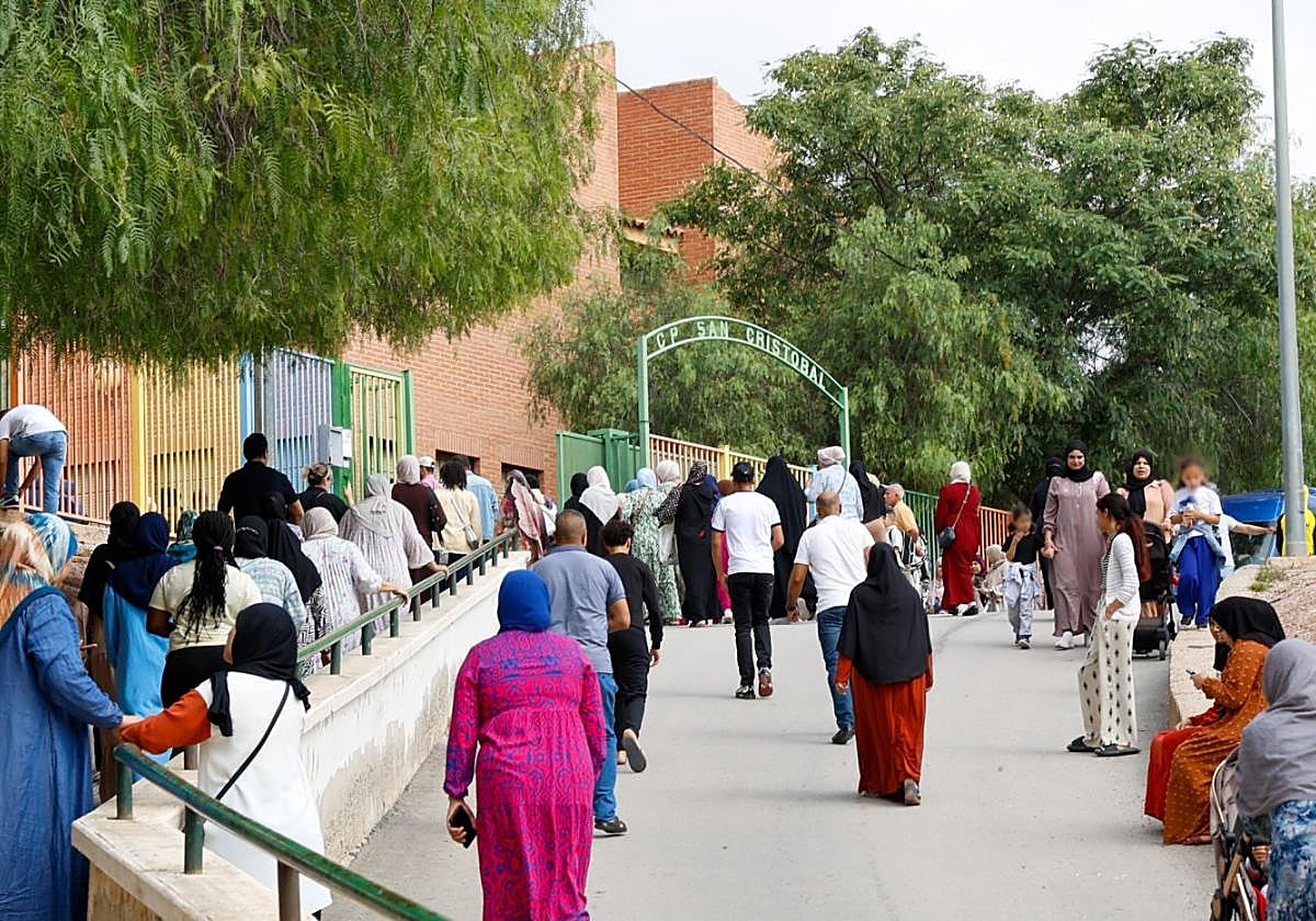 Madres y padres aguardan la salida de sus hijos del colegio San Cristóbal, ayer.