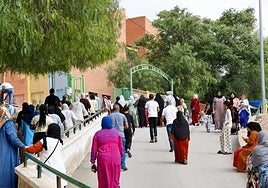 Madres y padres aguardan la salida de sus hijos del colegio San Cristóbal, ayer.