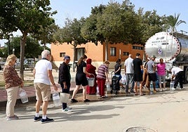 Reparto de agua potable a la población.