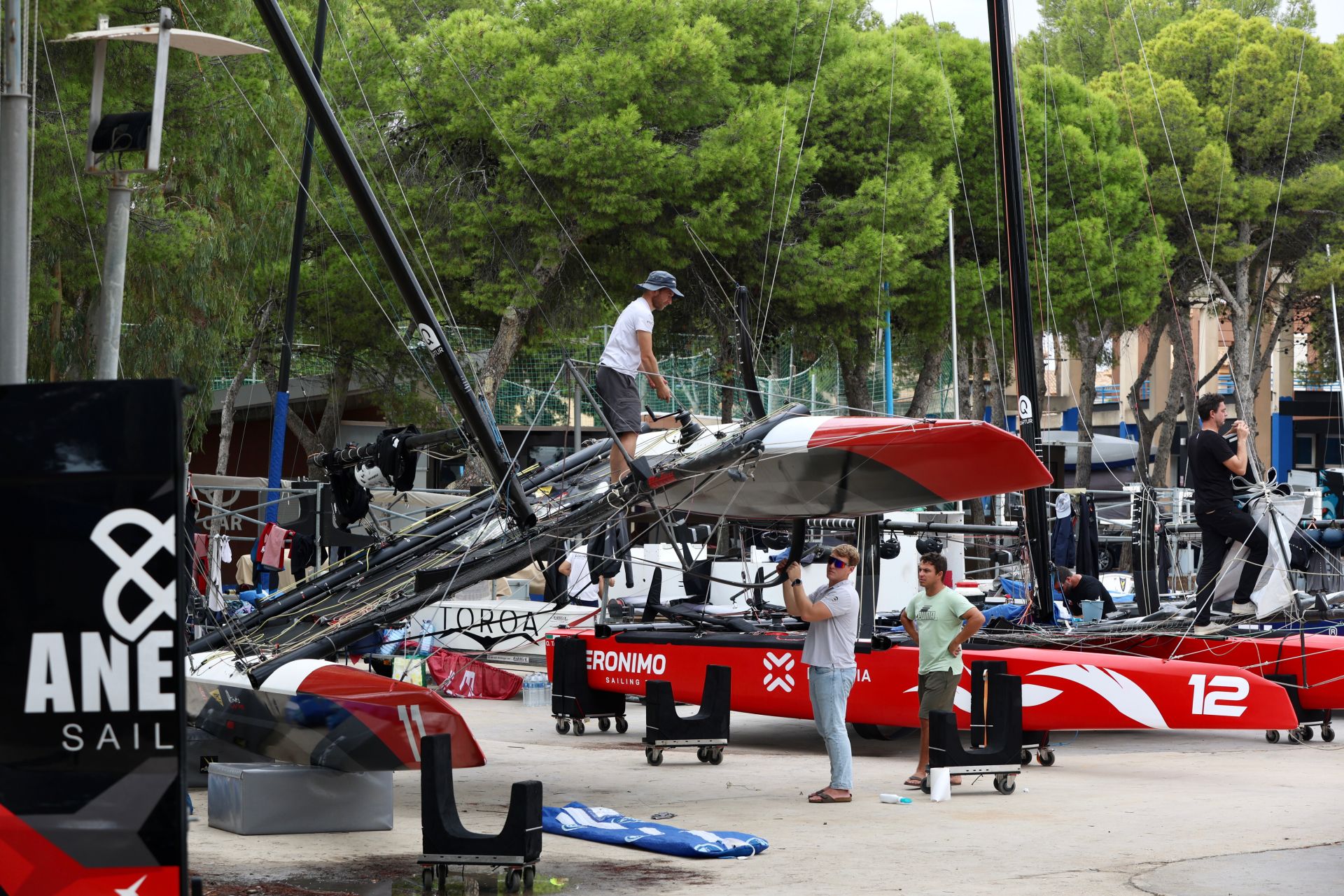 Los equipos preparan sus catamaranes voladores de la ETF 26 en Los Alcázares