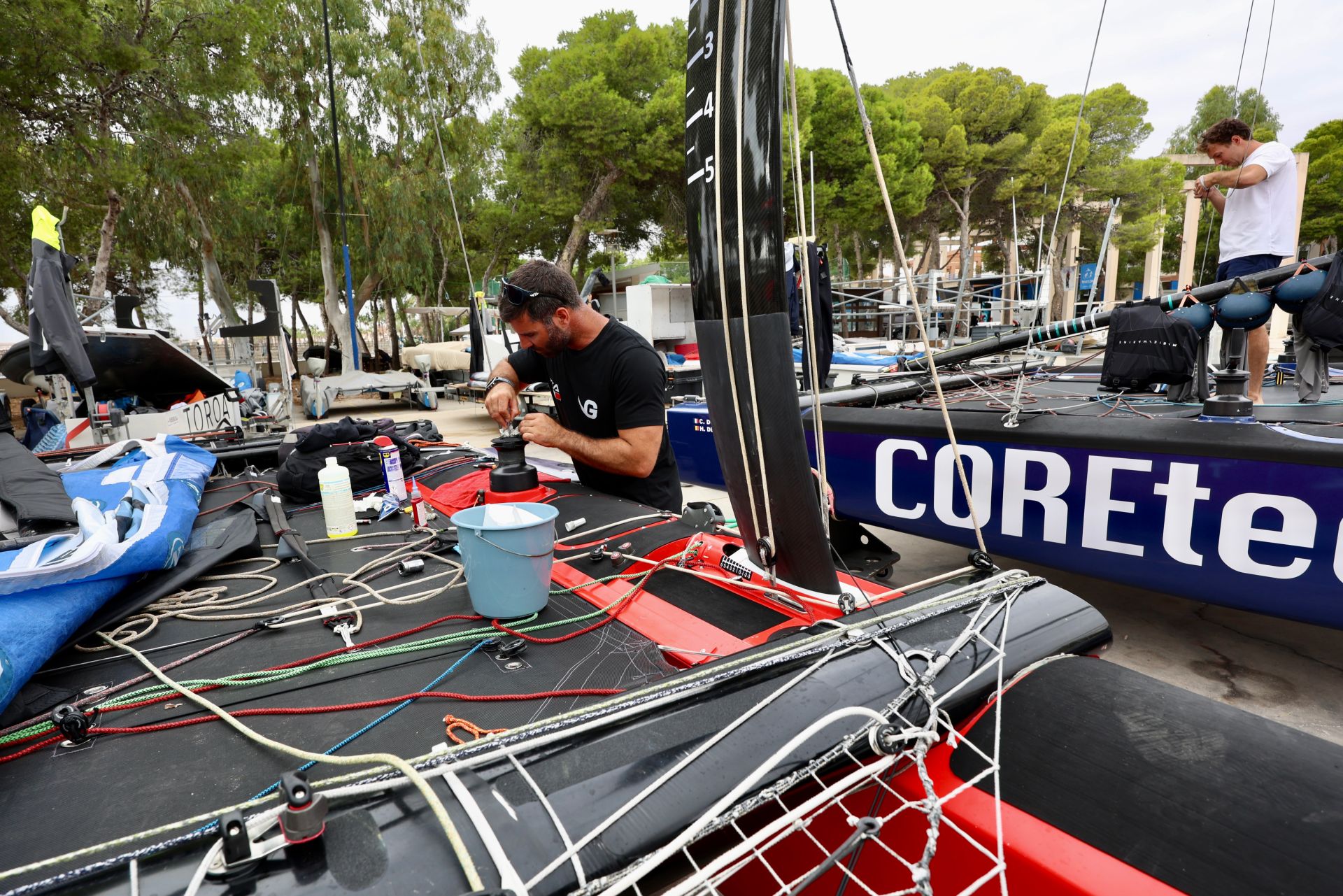 Los equipos preparan sus catamaranes voladores de la ETF 26 en Los Alcázares