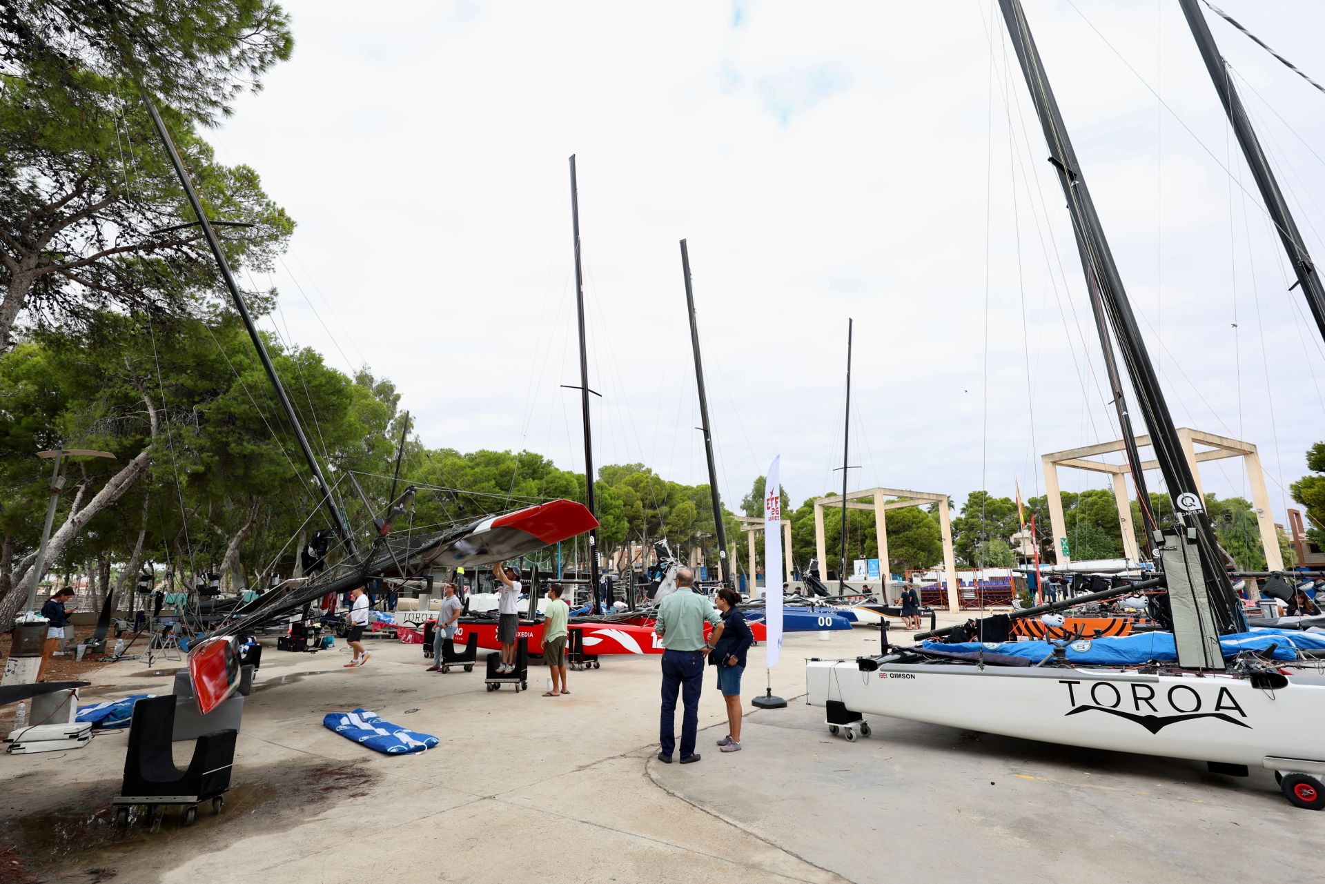 Los equipos preparan sus catamaranes voladores de la ETF 26 en Los Alcázares