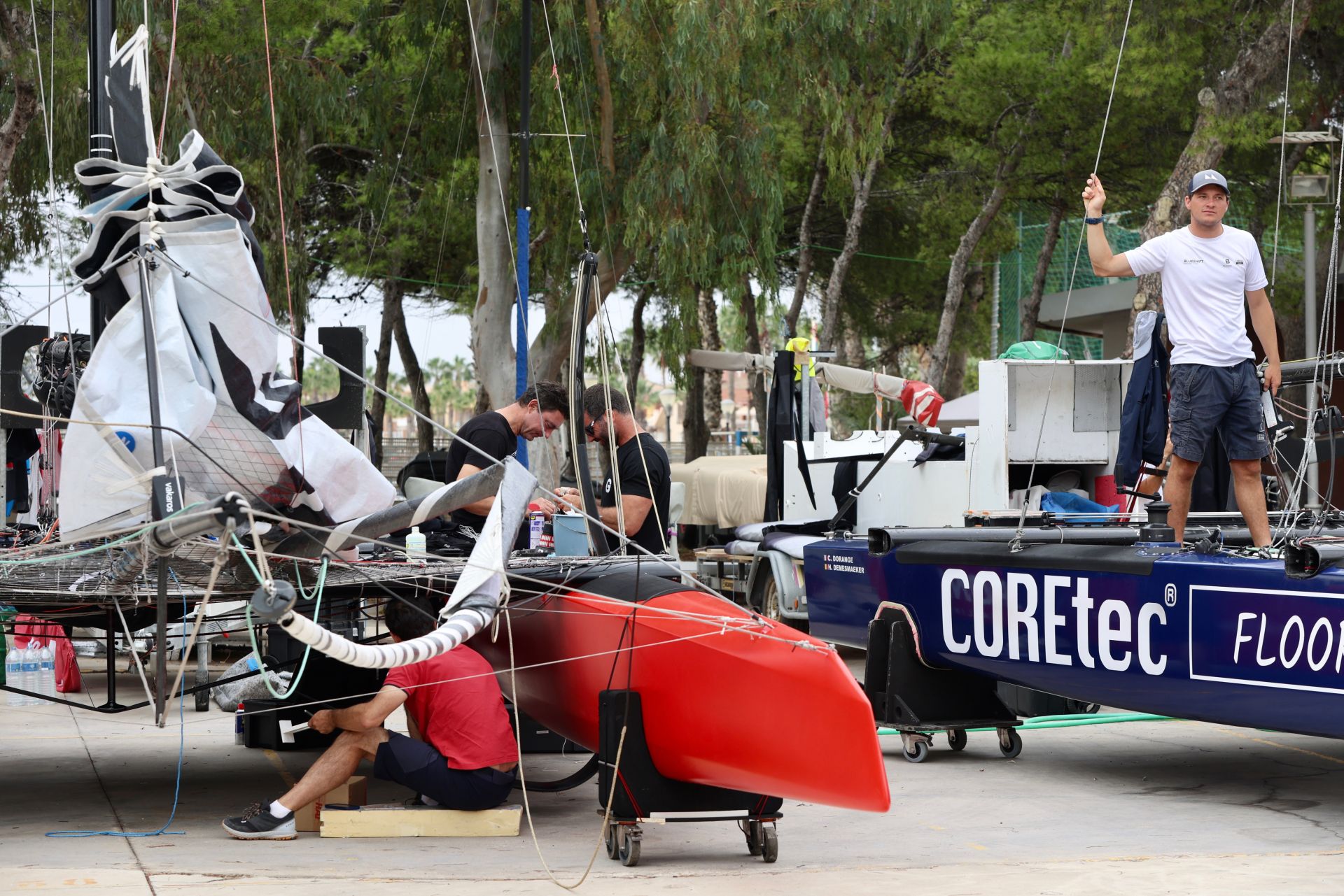Los equipos preparan sus catamaranes voladores de la ETF 26 en Los Alcázares