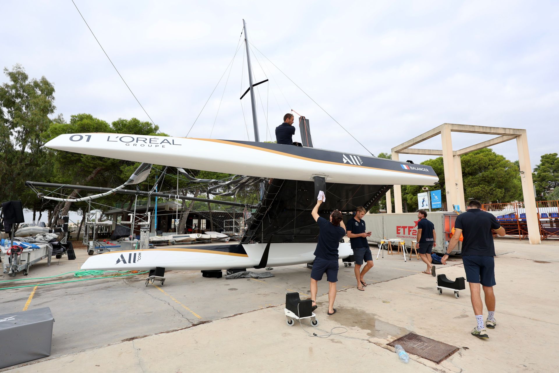 Los equipos preparan sus catamaranes voladores de la ETF 26 en Los Alcázares