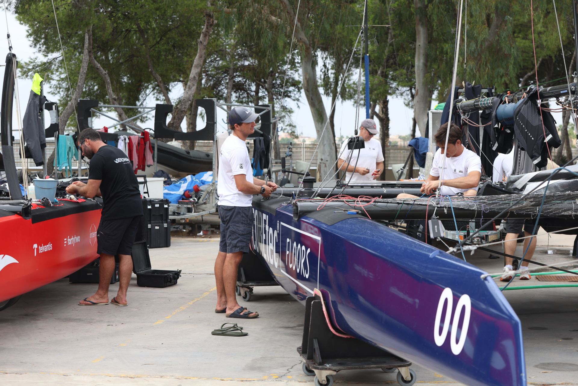 Los equipos preparan sus catamaranes voladores de la ETF 26 en Los Alcázares