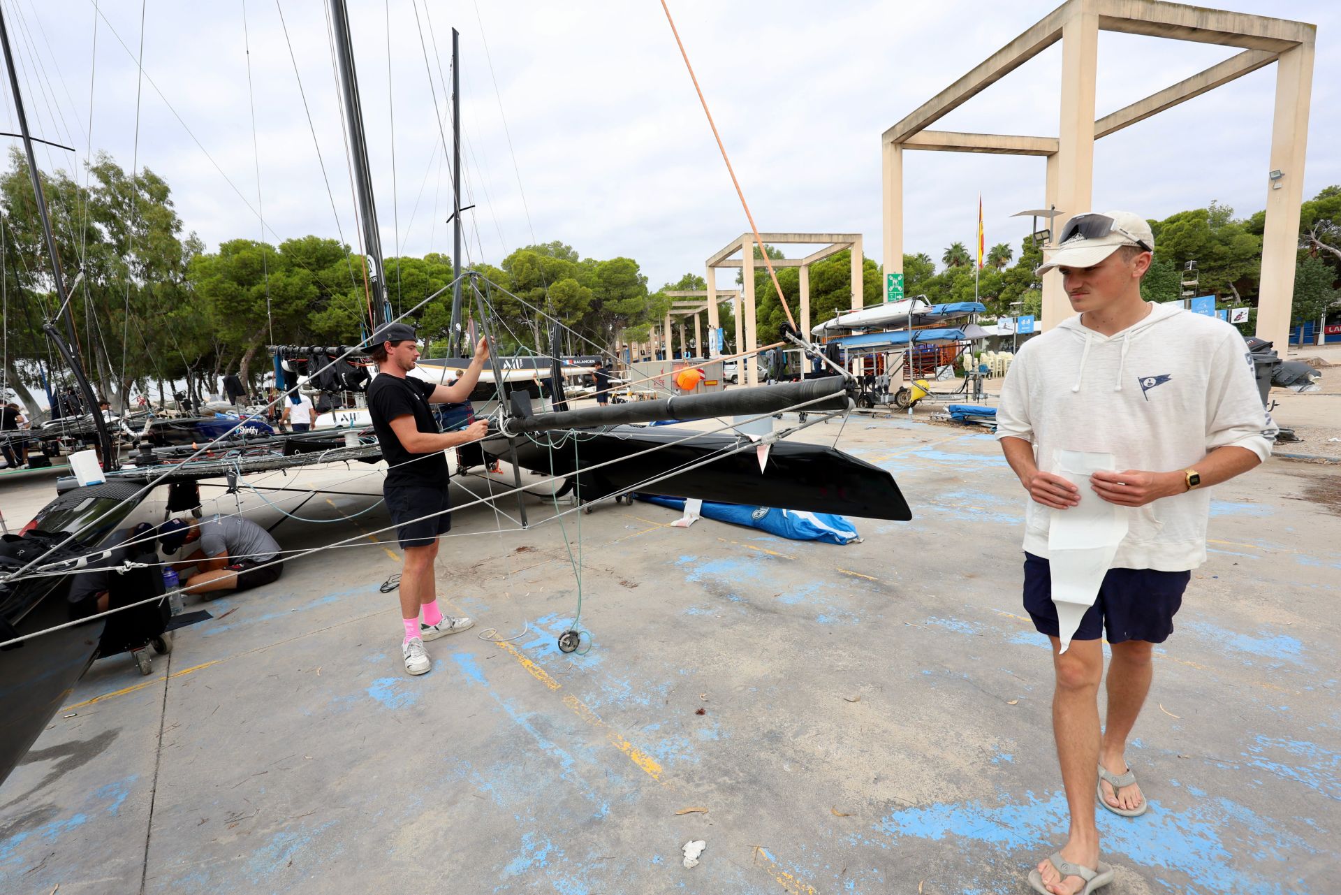 Los equipos preparan sus catamaranes voladores de la ETF 26 en Los Alcázares