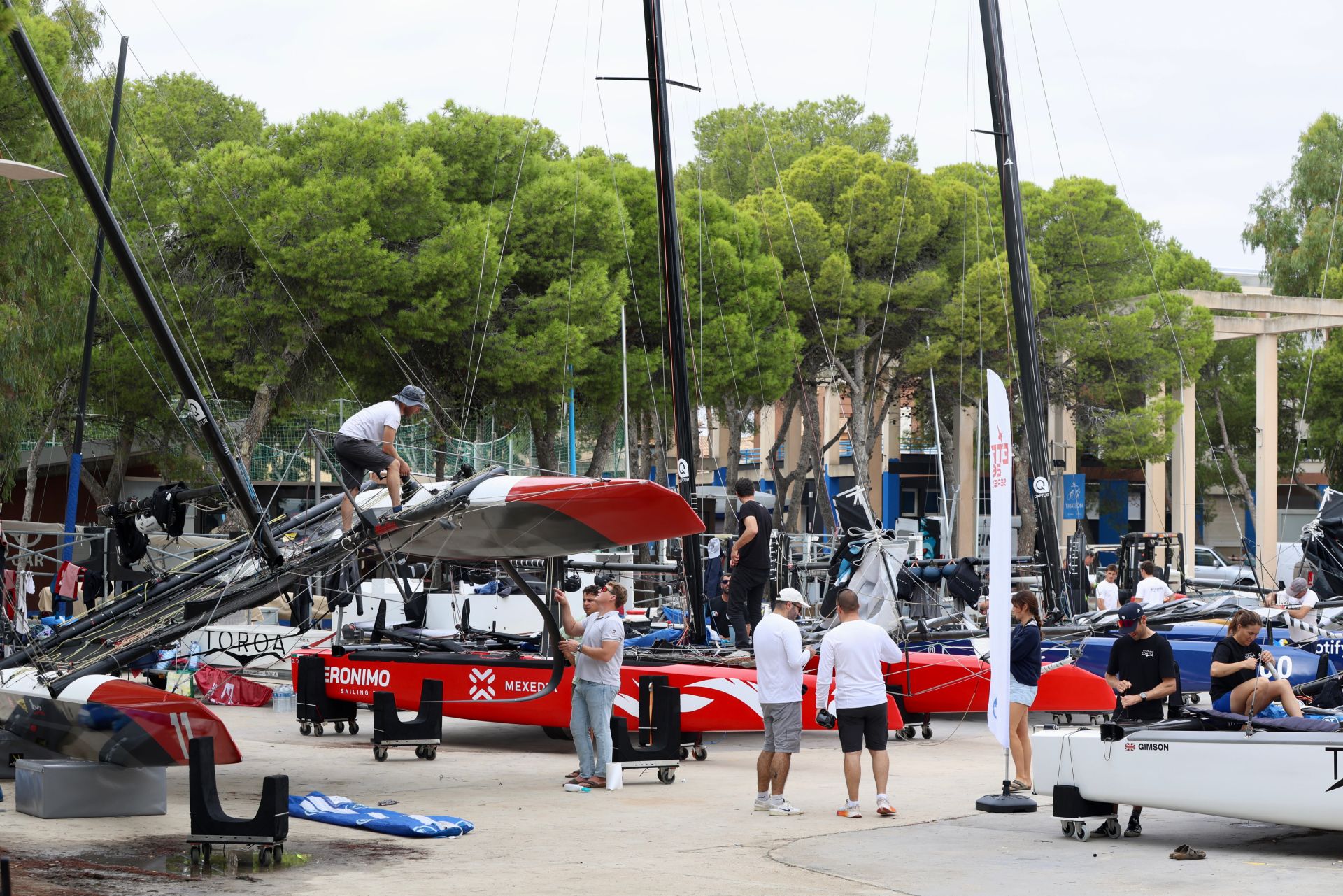 Los equipos preparan sus catamaranes voladores de la ETF 26 en Los Alcázares