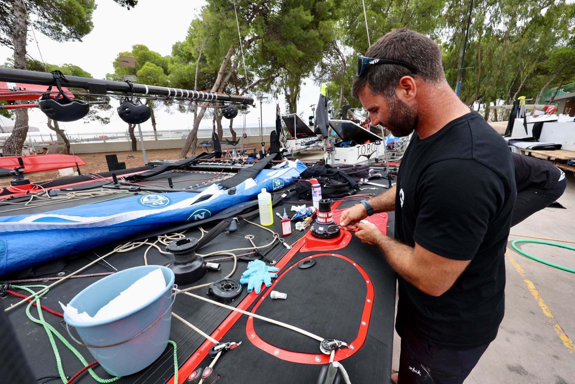 Los equipos preparan sus catamaranes voladores de la ETF 26 en Los Alcázares