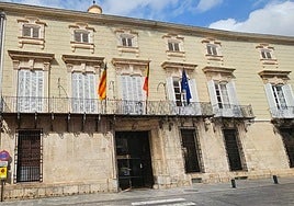 Imagen de archivo de la fachada y entrada principal al ayuntamiento de Orihuela.