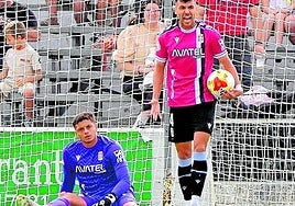 Lucho García, en el suelo, tras uno de los goles del Sanluqueño.