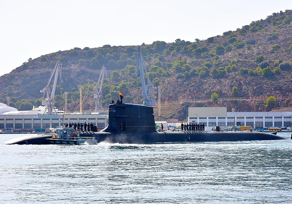 Salida del submarino S-81 'Isaac Peral' de Cartagena, este miércoles.