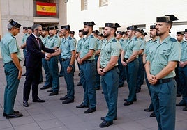 El delegado del Gobierno saluda a los nuevos agentes junto el coronel Jefe de la 5ª Zona.