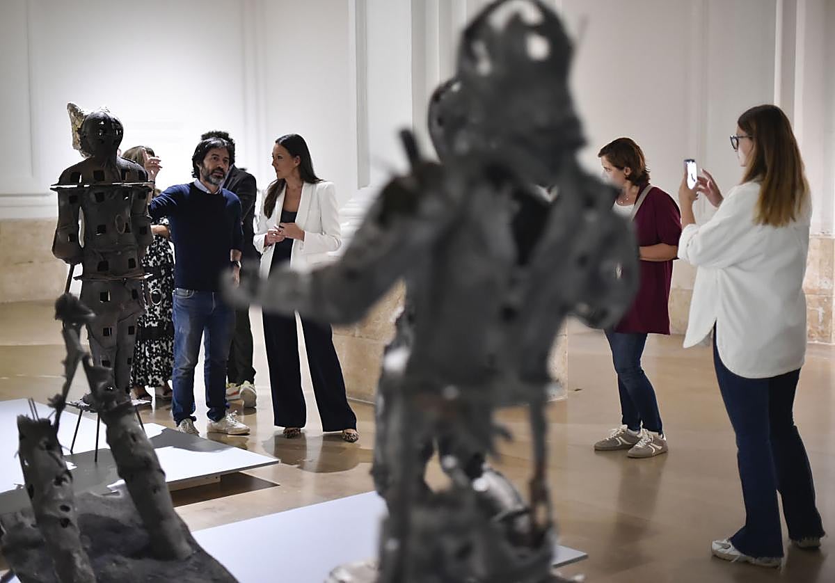 Xavier Mascaró y la Consejera de Cultura, Carmen Conesa, entre los grupos escultóricos de la muestra.