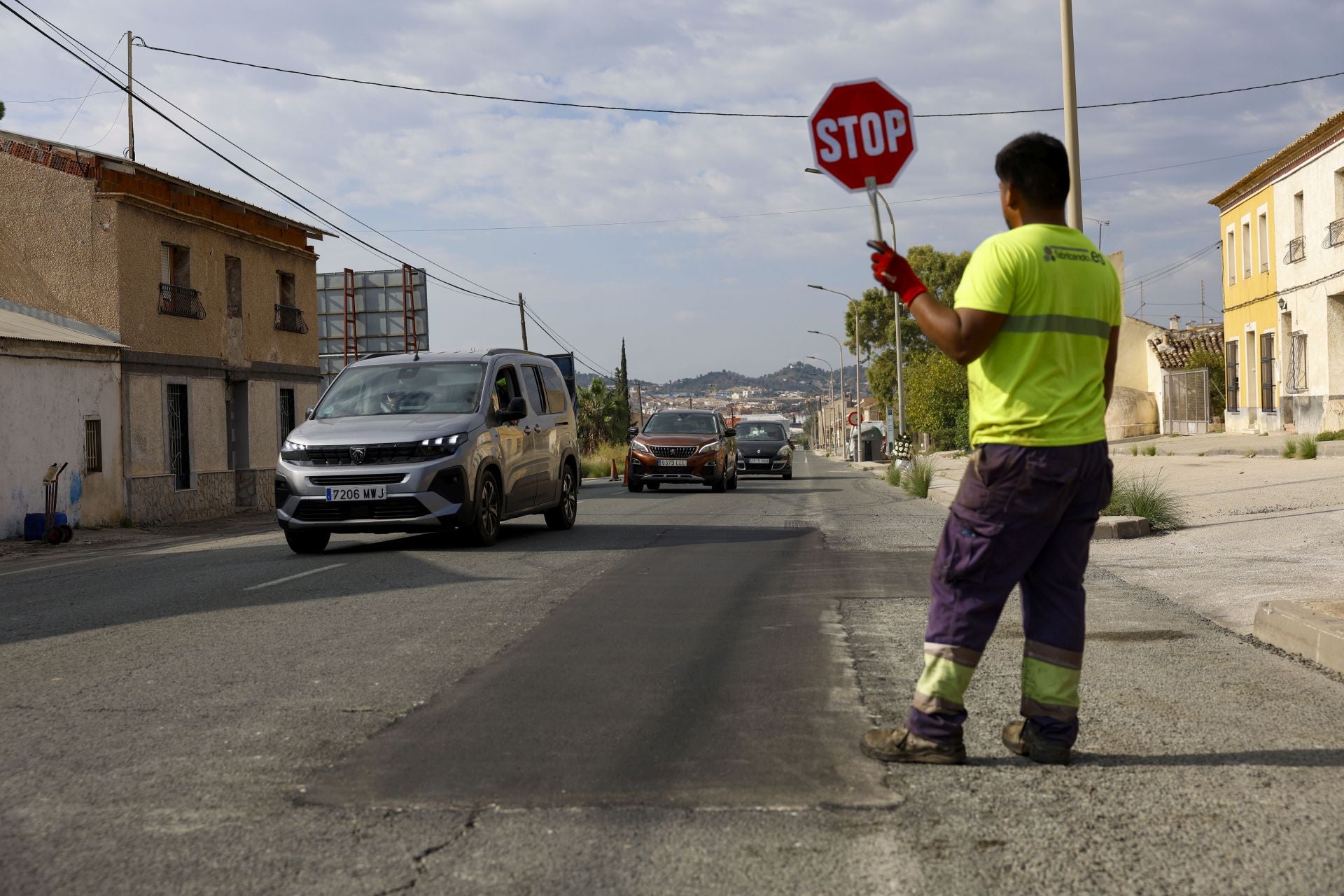 Los trabajos para arreglar el bache que provocó un accidente mortal entre Murcia y Santomera, en imágenes
