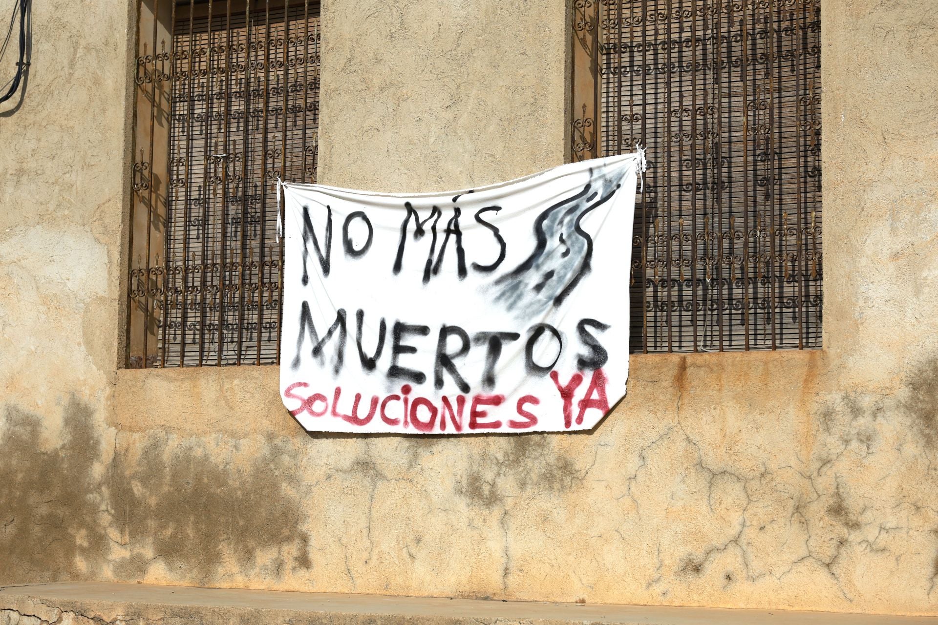 Los trabajos para arreglar el bache que provocó un accidente mortal entre Murcia y Santomera, en imágenes