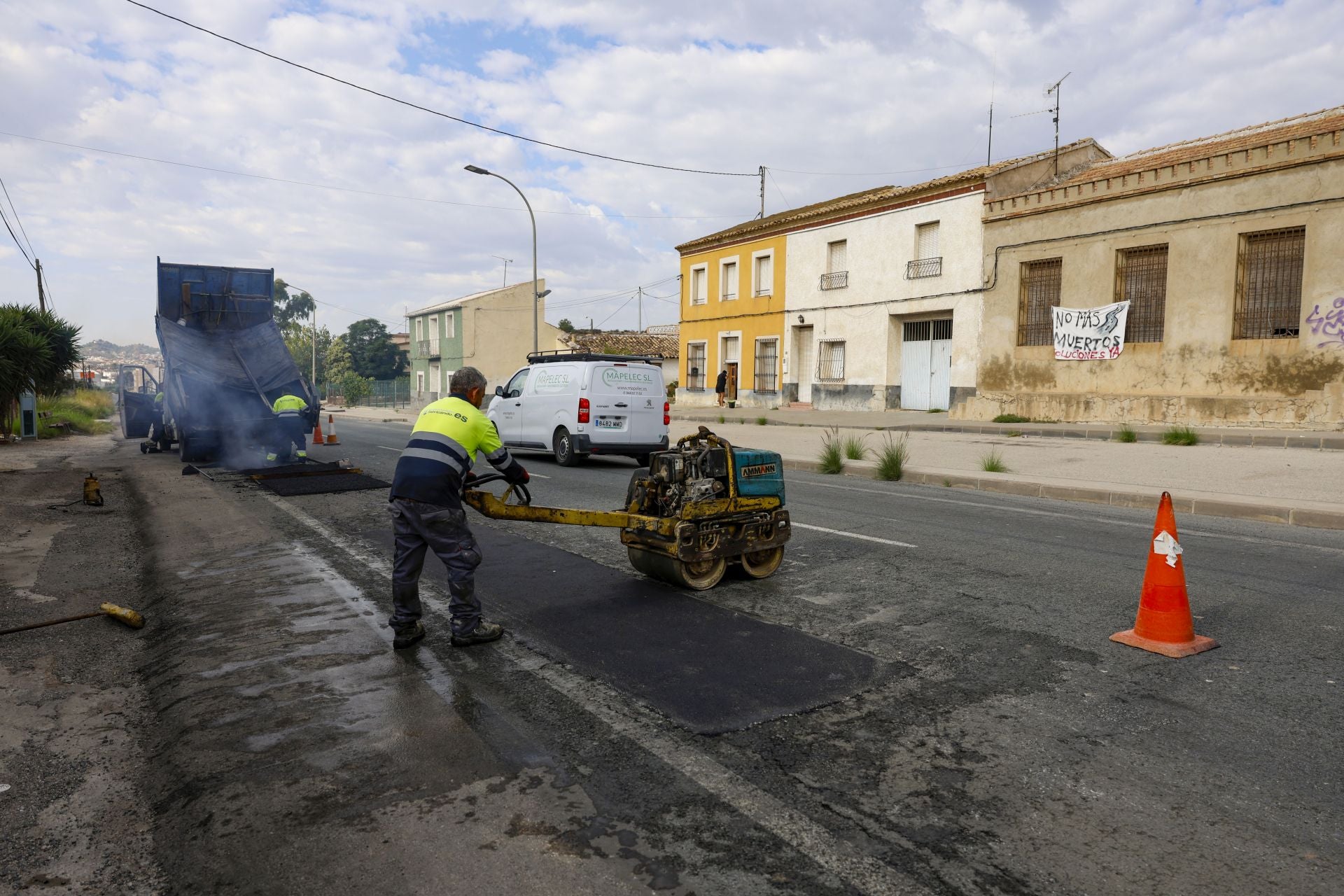Los trabajos para arreglar el bache que provocó un accidente mortal entre Murcia y Santomera, en imágenes