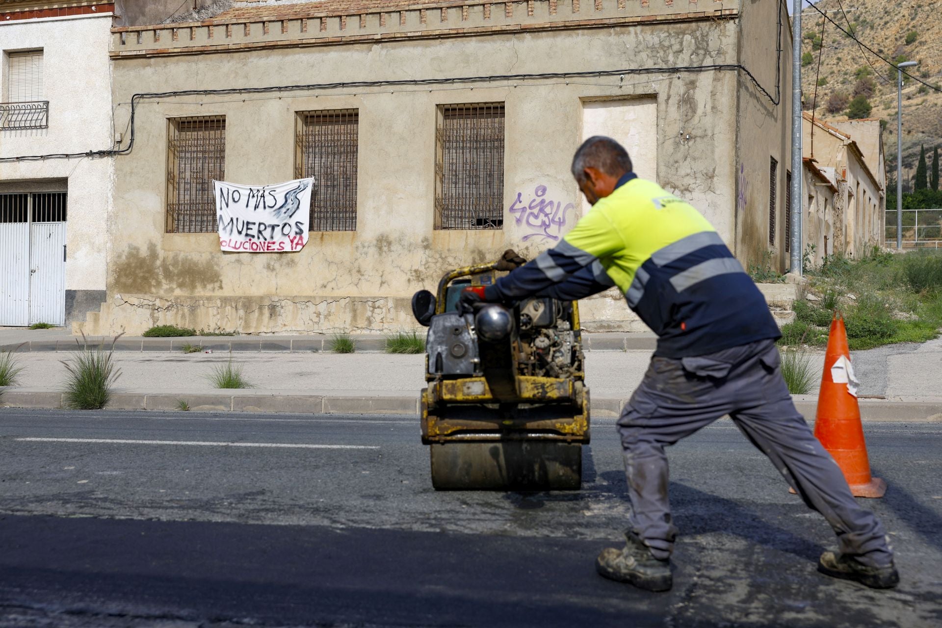 Los trabajos para arreglar el bache que provocó un accidente mortal entre Murcia y Santomera, en imágenes