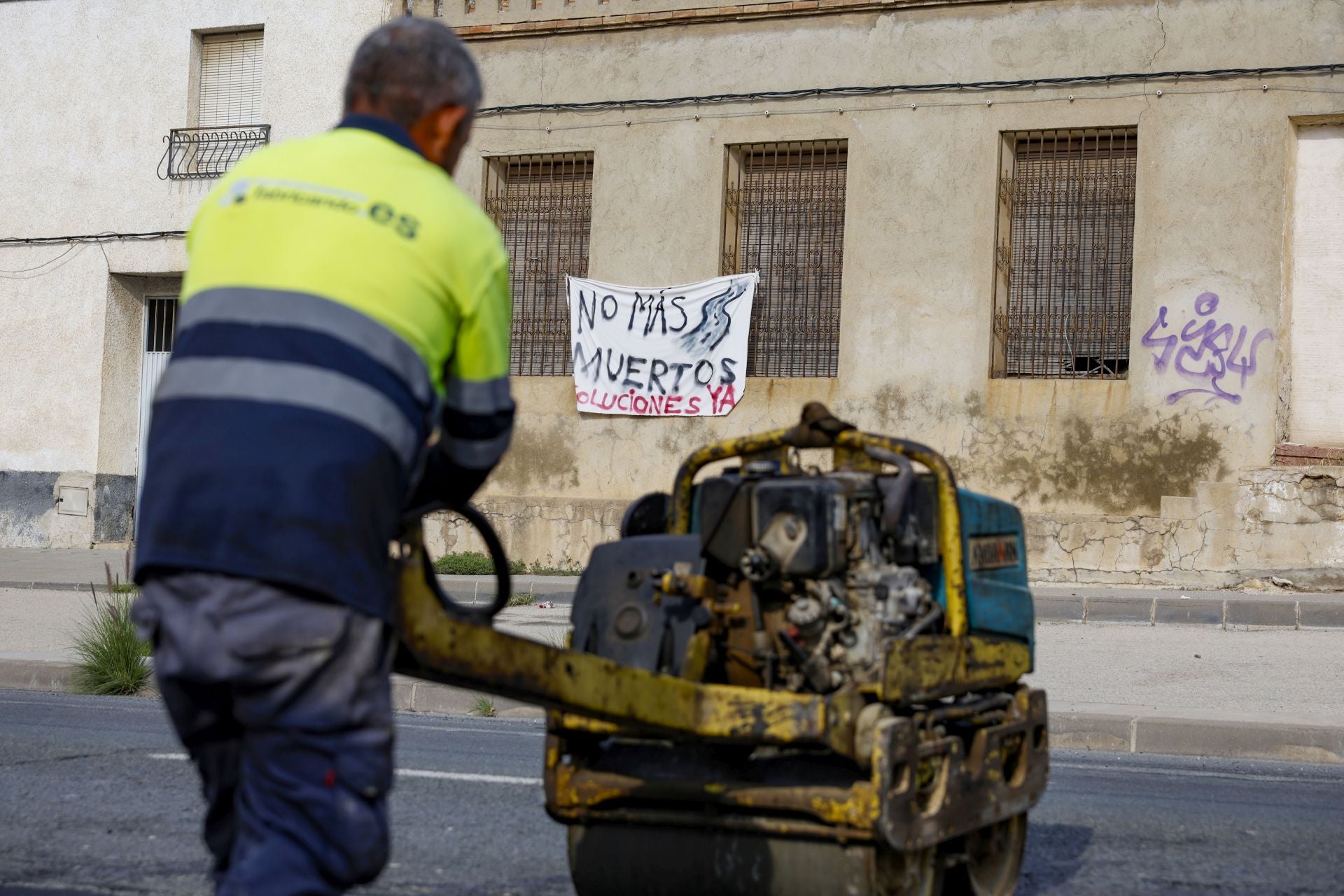 Los trabajos para arreglar el bache que provocó un accidente mortal entre Murcia y Santomera, en imágenes