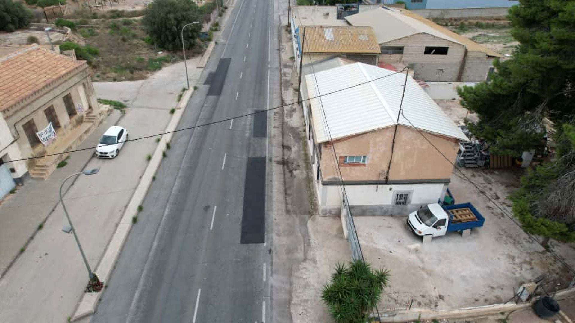 Los trabajos para arreglar el bache que provocó un accidente mortal entre Murcia y Santomera, en imágenes