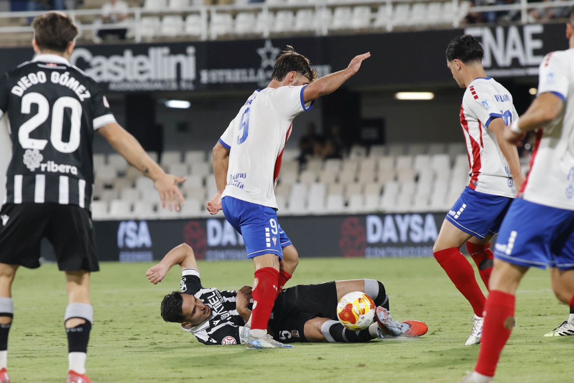 El martillo pilón de Javi Rey acuesta líder al FC Cartagena, en imágenes