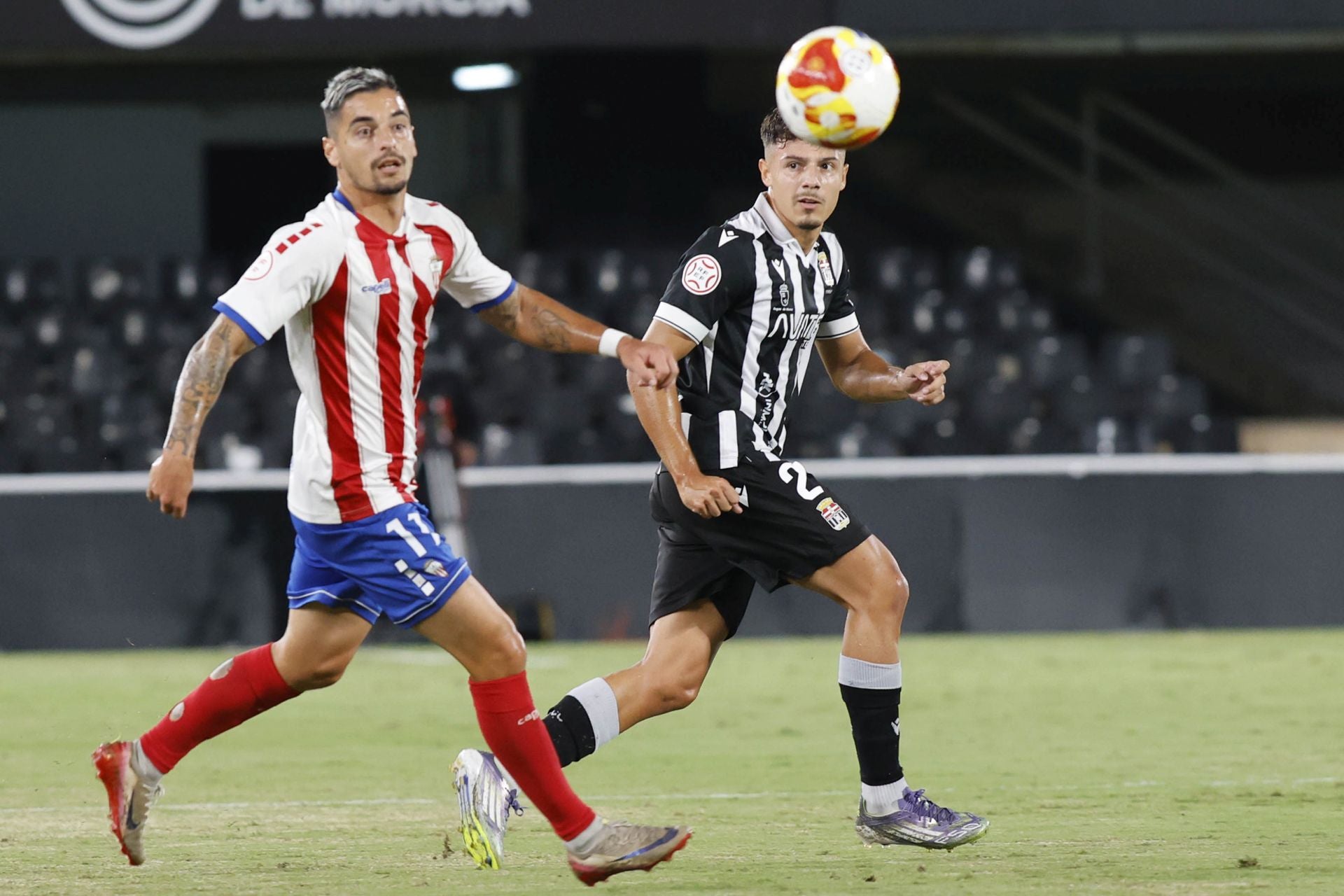 El martillo pilón de Javi Rey acuesta líder al FC Cartagena, en imágenes