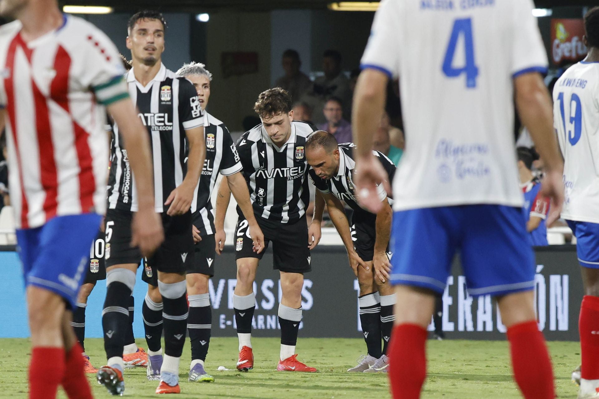 El martillo pilón de Javi Rey acuesta líder al FC Cartagena, en imágenes