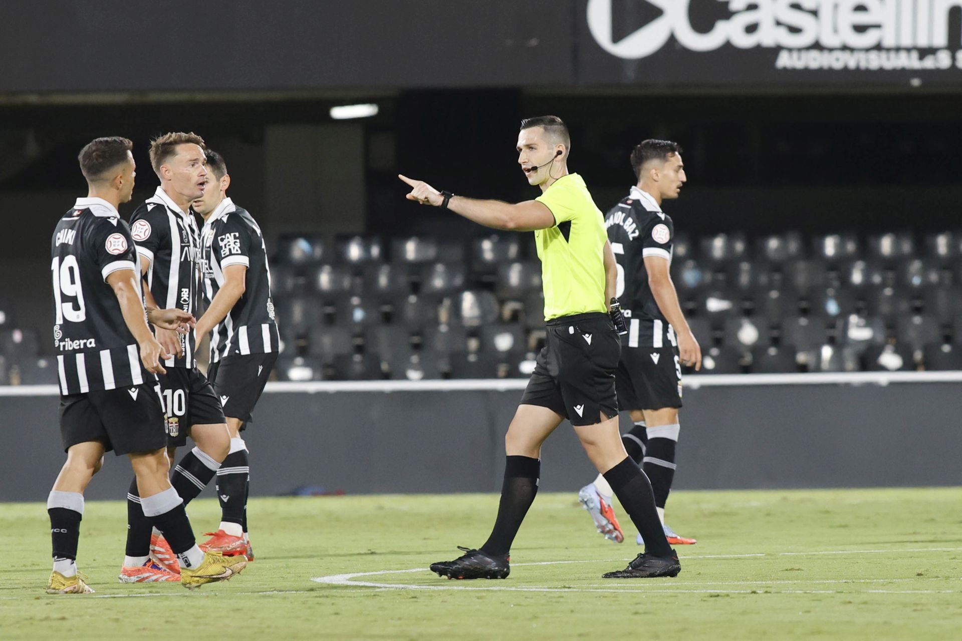 El martillo pilón de Javi Rey acuesta líder al FC Cartagena, en imágenes