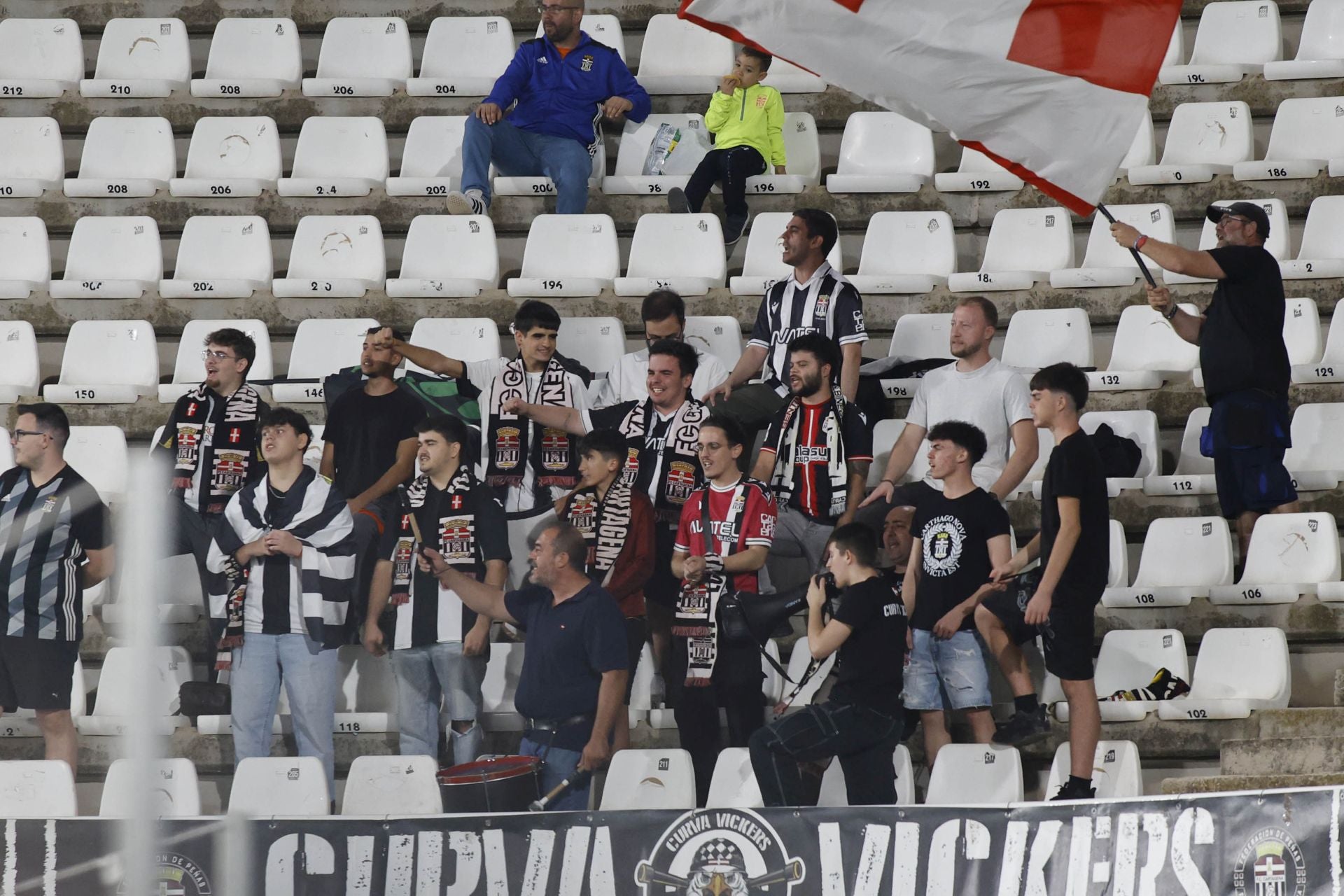 El martillo pilón de Javi Rey acuesta líder al FC Cartagena, en imágenes