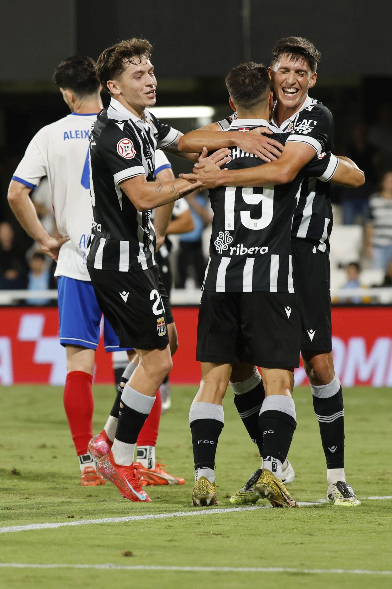 El martillo pilón de Javi Rey acuesta líder al FC Cartagena, en imágenes