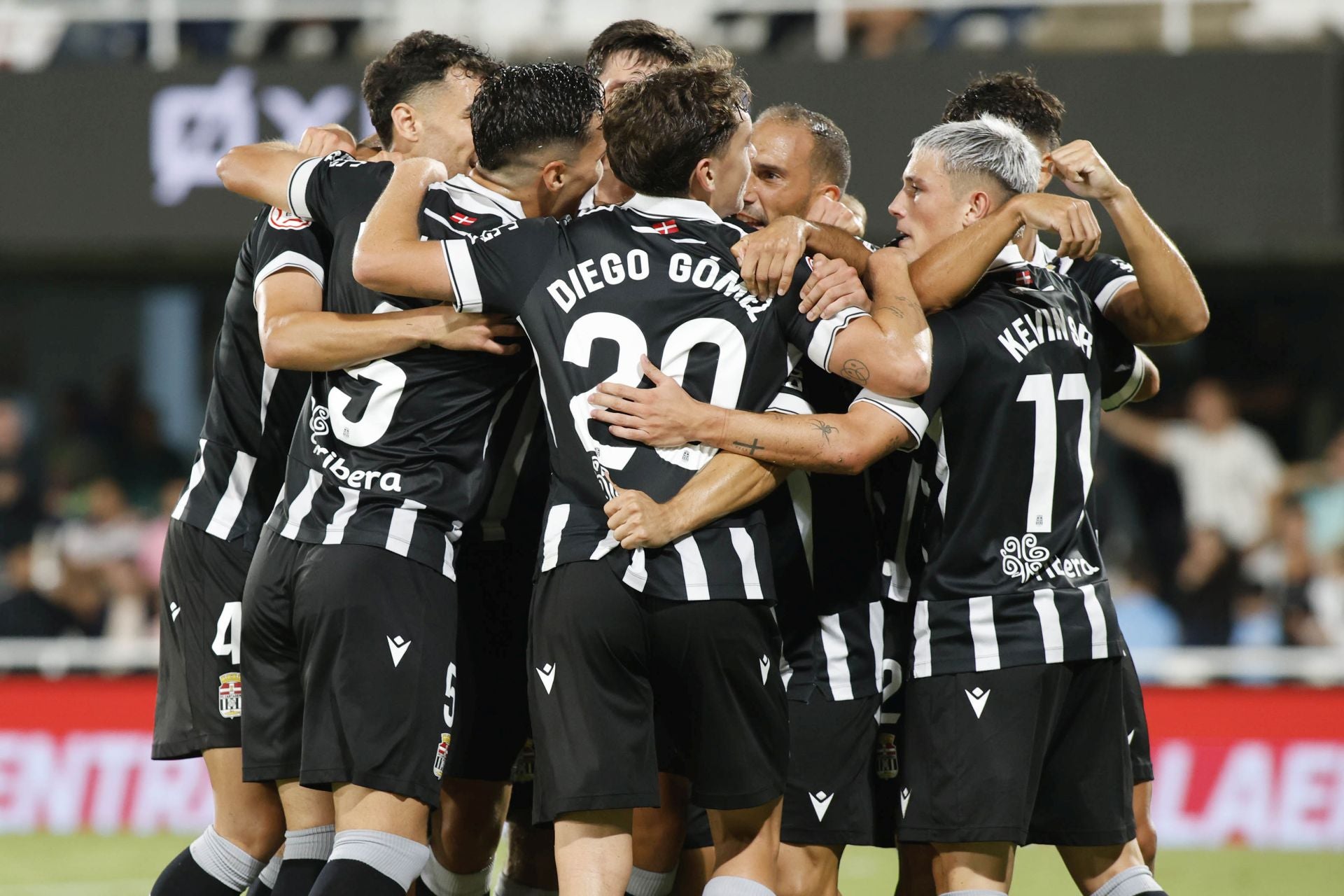 El martillo pilón de Javi Rey acuesta líder al FC Cartagena, en imágenes