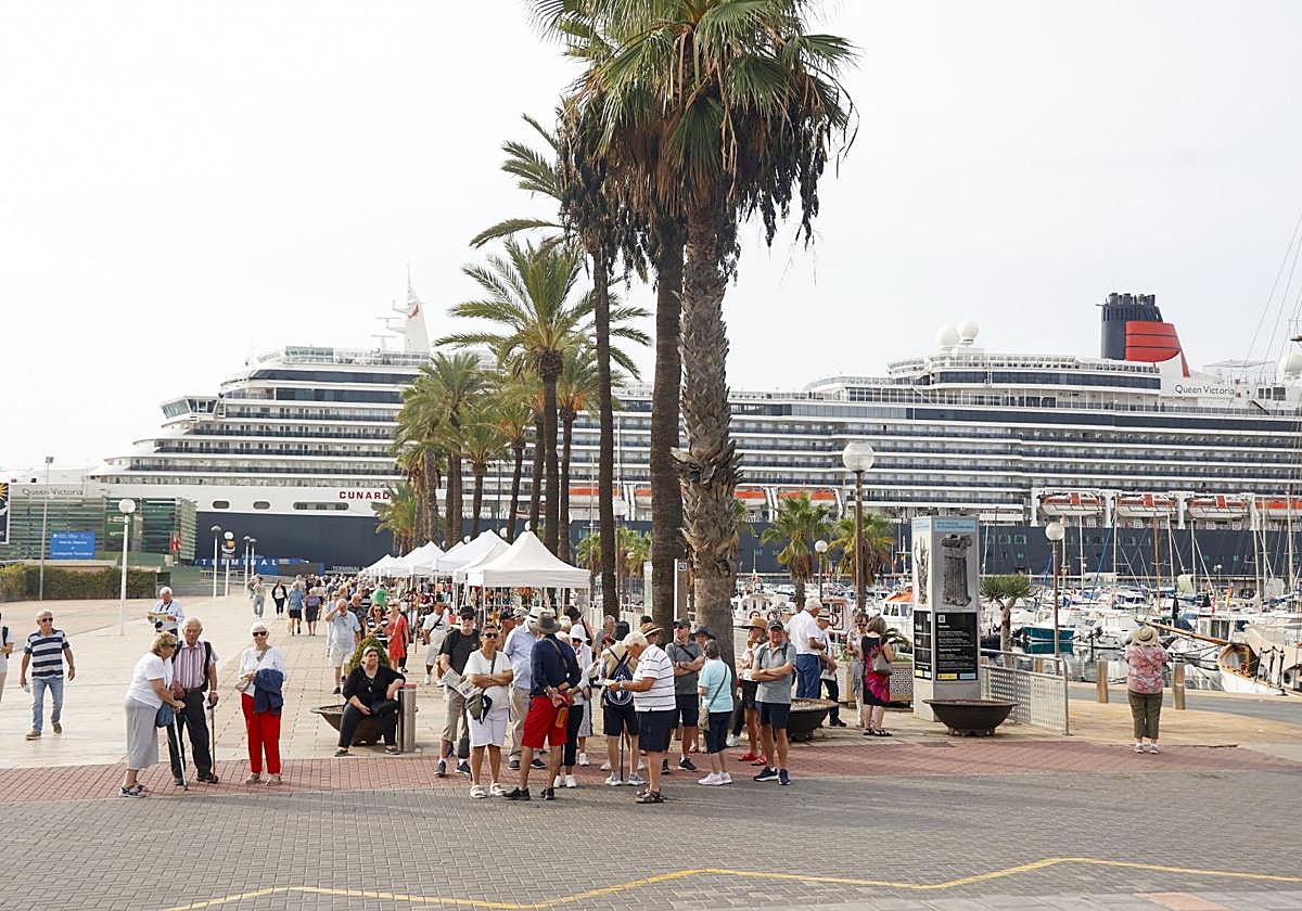 Más de dos mil turistas del crucero &#039;Queen Victoria&#039; desembarcan en Cartagena, en imágenes