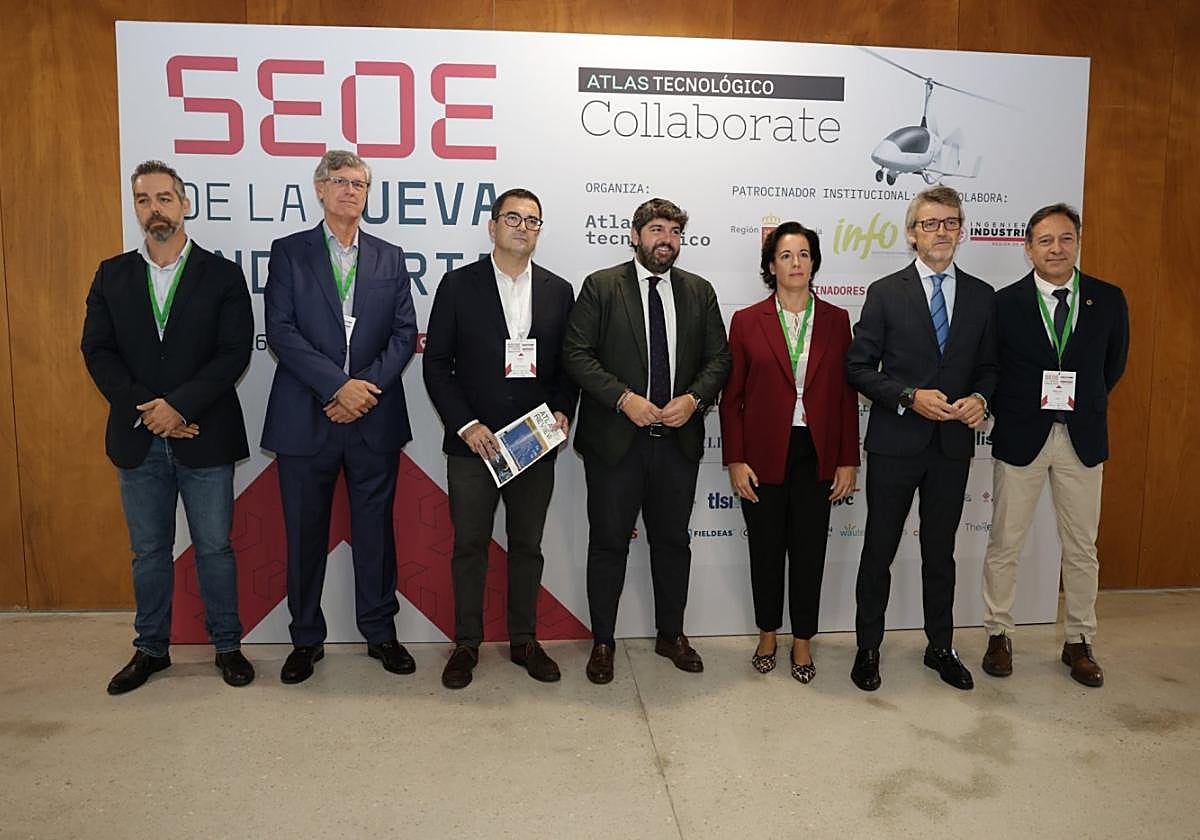 López Miras y el consejero Marín, con los organizadores del evento, ayer.