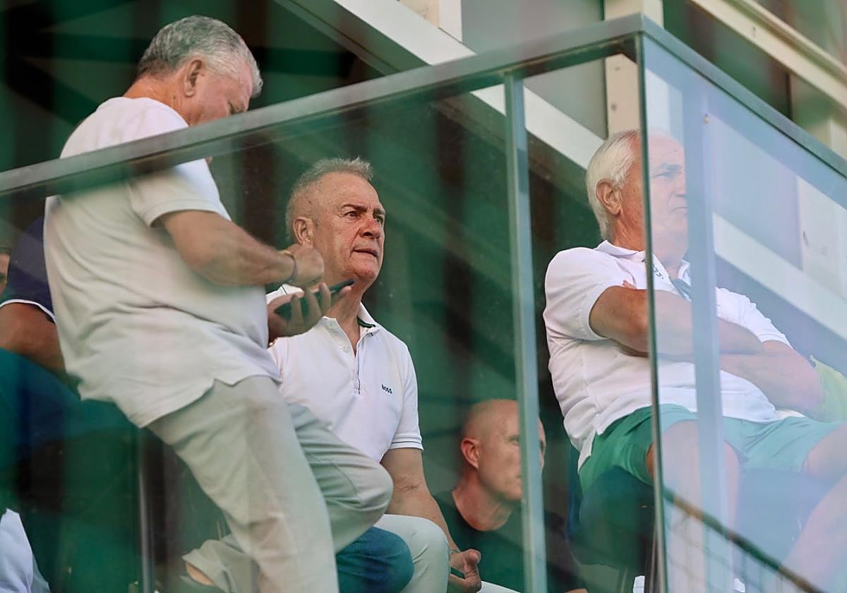 Felipe Moreno, en el centro de la imagen, presenciando un choque del Real Murcia el pasado verano en el centro deportivo PInatar Arena.