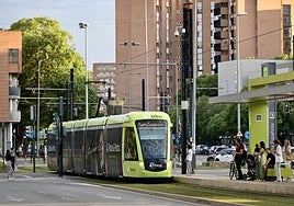 Uno de los vehículos del tranvía de Murcia a su paso por la parada de la Marina Española.