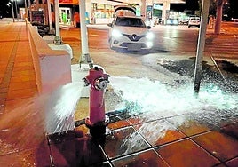 Una boca de incendios de Los Alcázares, soltando agua para deshacerse de las impurezas de la red.