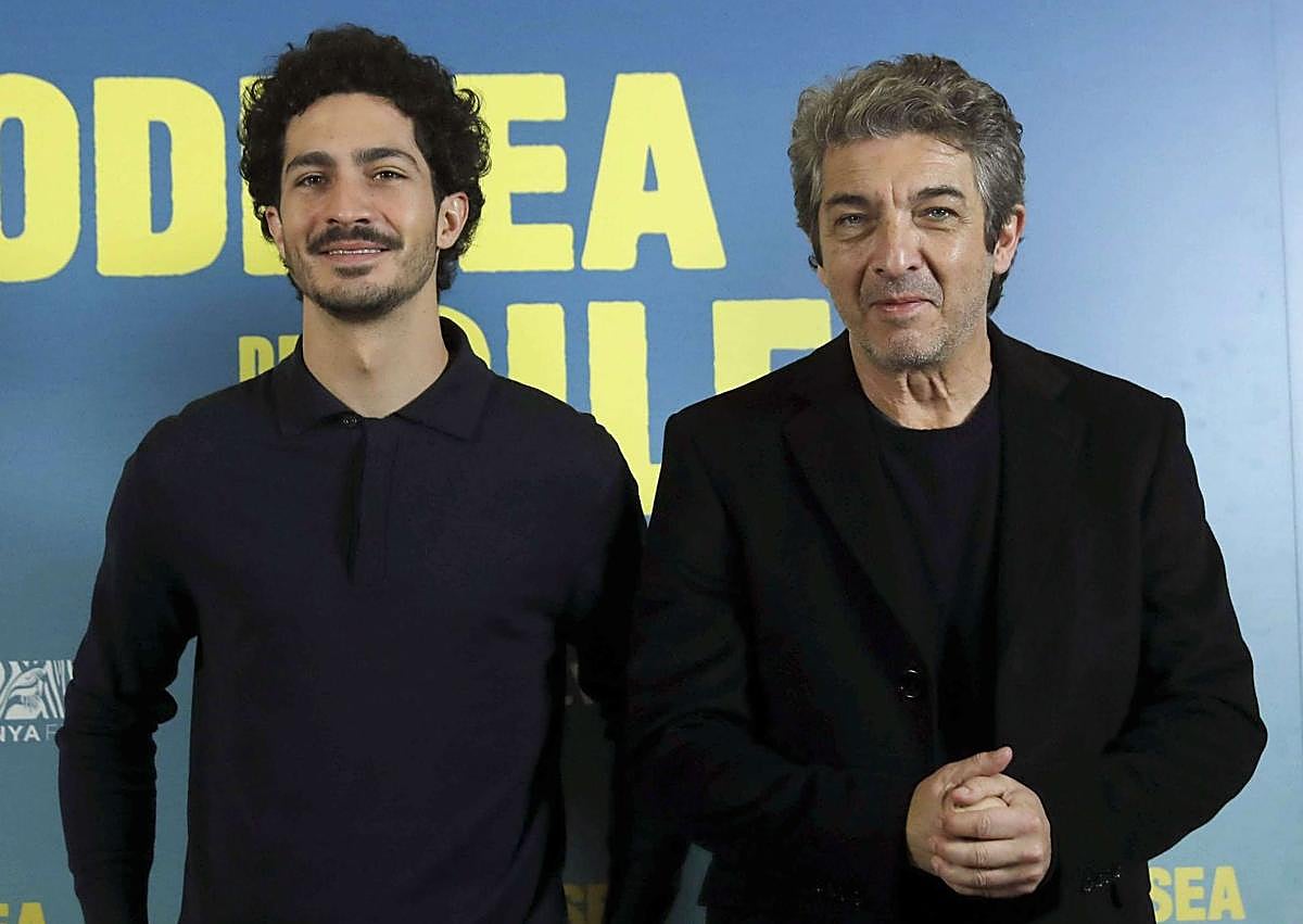 Imagen secundaria 1 - Arriba: Retrato de Ricardo Darín. Abajo: El actor junto a su hijo Chino Darín y caracterizado como Strassera en 'Argentina'.