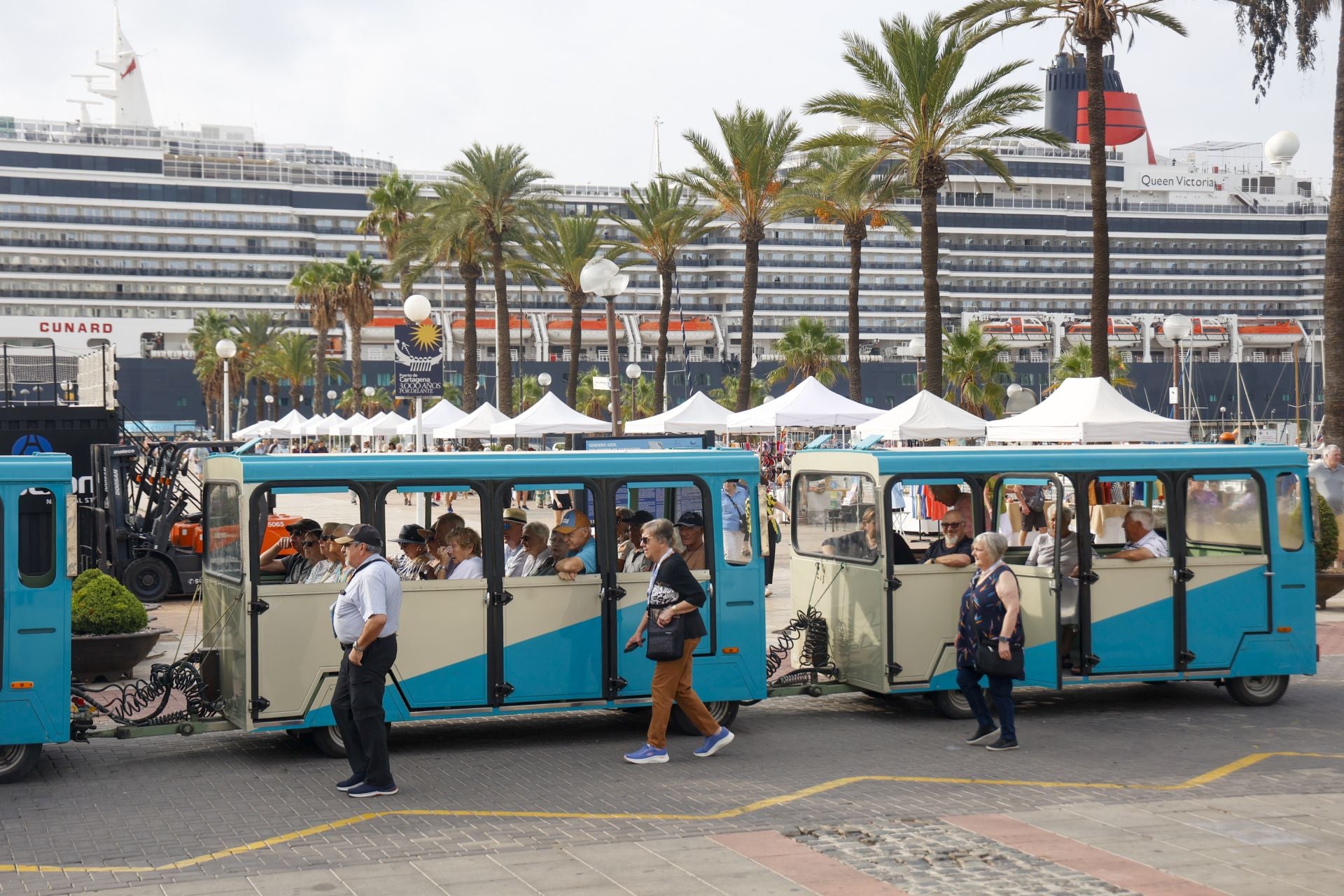 Más de dos mil turistas del crucero &#039;Queen Victoria&#039; desembarcan en Cartagena, en imágenes