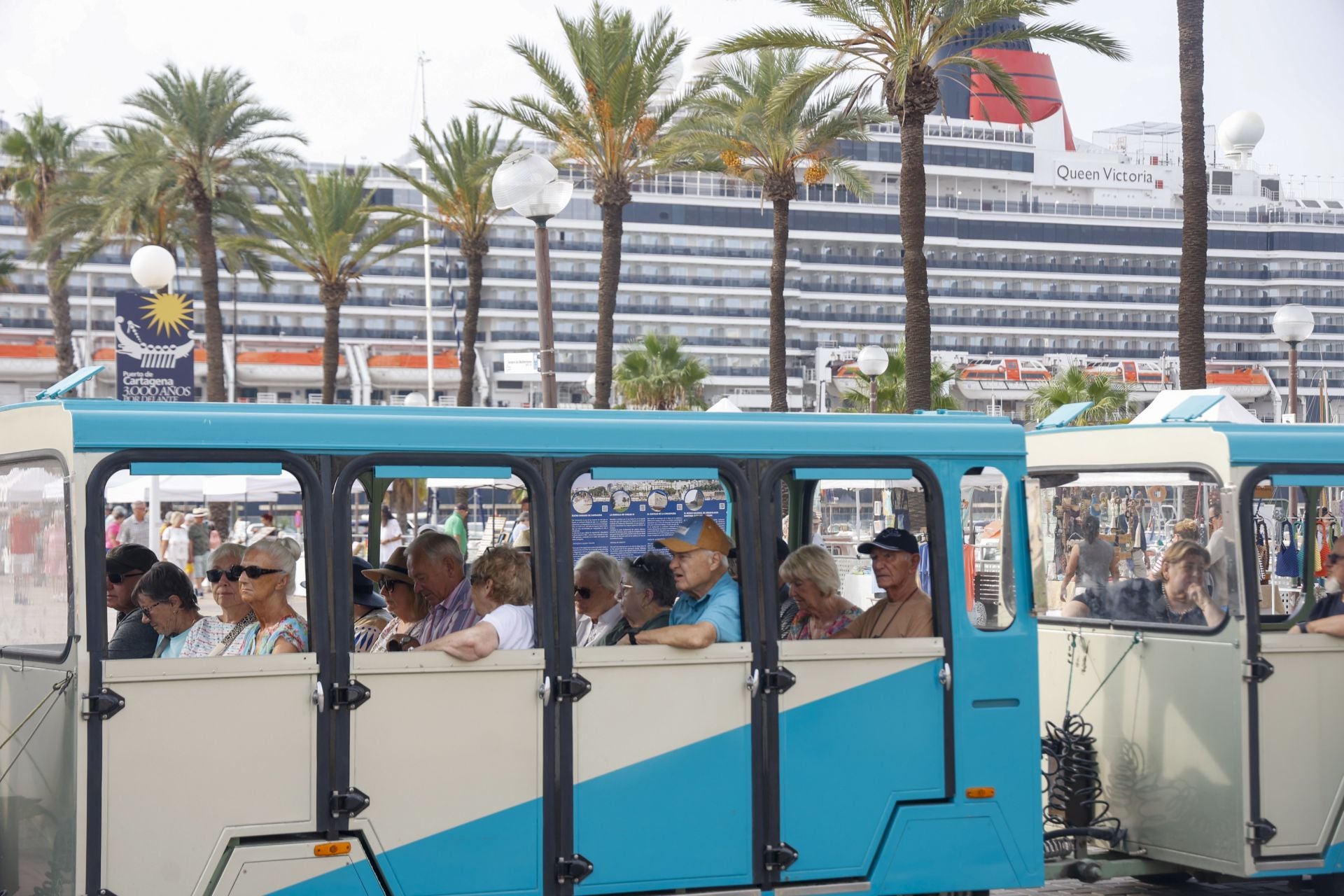 Más de dos mil turistas del crucero &#039;Queen Victoria&#039; desembarcan en Cartagena, en imágenes