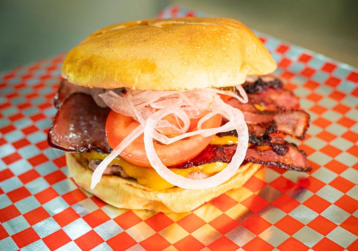 Imagen principal - Una mítica pizzería de Molina de Segura reabre renovada tras un largo parón: «Conservamos el sabor de siempre»