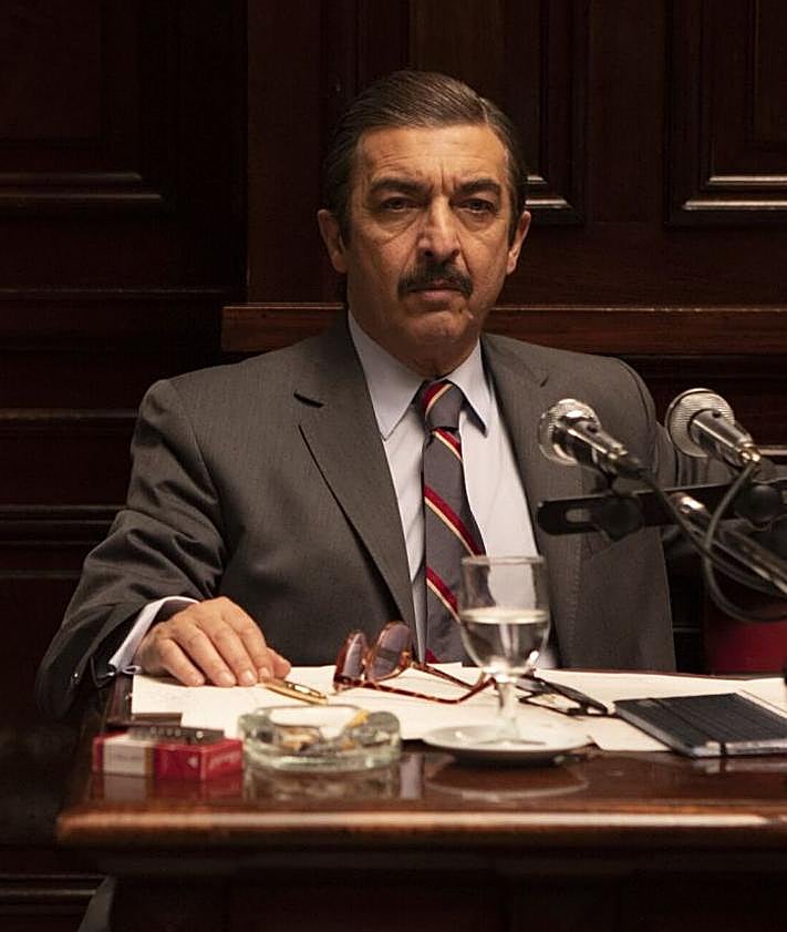 Imagen secundaria 2 - Arriba: Retrato de Ricardo Darín. Abajo: El actor junto a su hijo Chino Darín y caracterizado como Strassera en 'Argentina'.