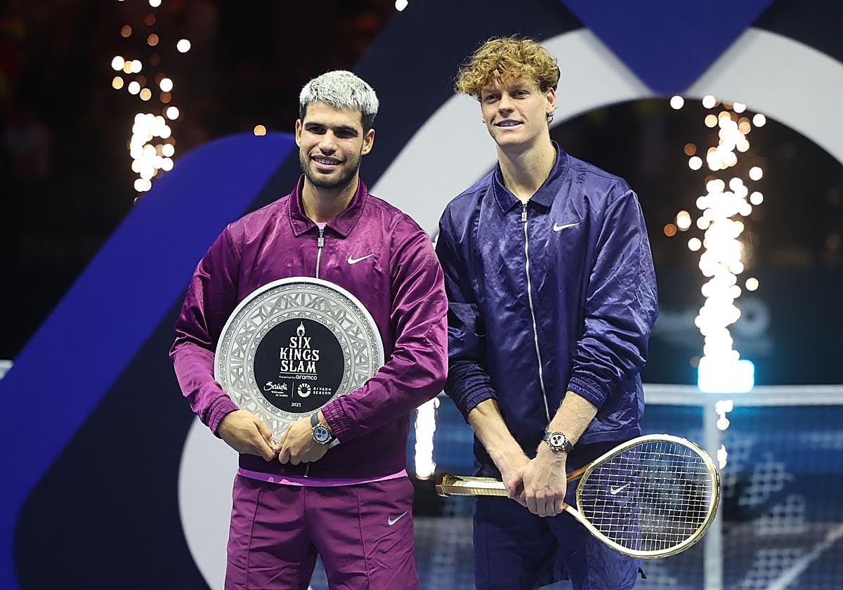 Carlos Alcaraz y Jannik Sinner, tras la final del Six Kings Slam que se llevó el italiano por 6-2 y 6-4.