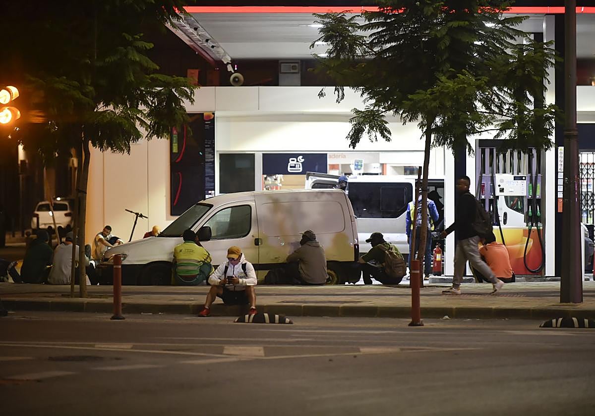 Trabajadores en la gasolinera del Rollo, antes del amanecer.