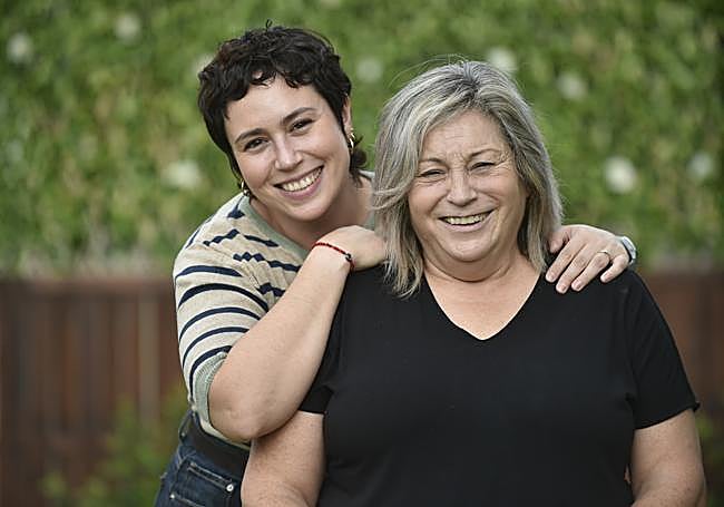 María Victoria Zaragoza y su madre, María Vidal, en la sede de la Asociación Española contra el cáncer.