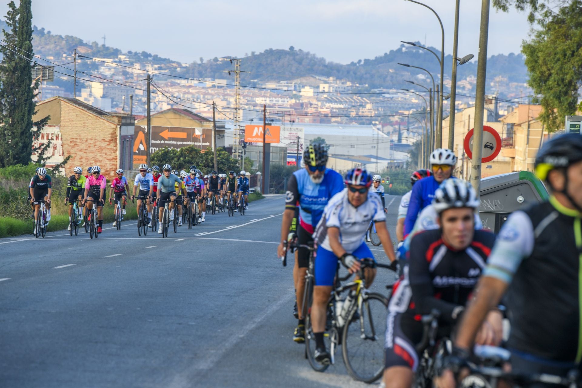 El homenaje al ciclista fallecido en Cobatillas, en imágenes