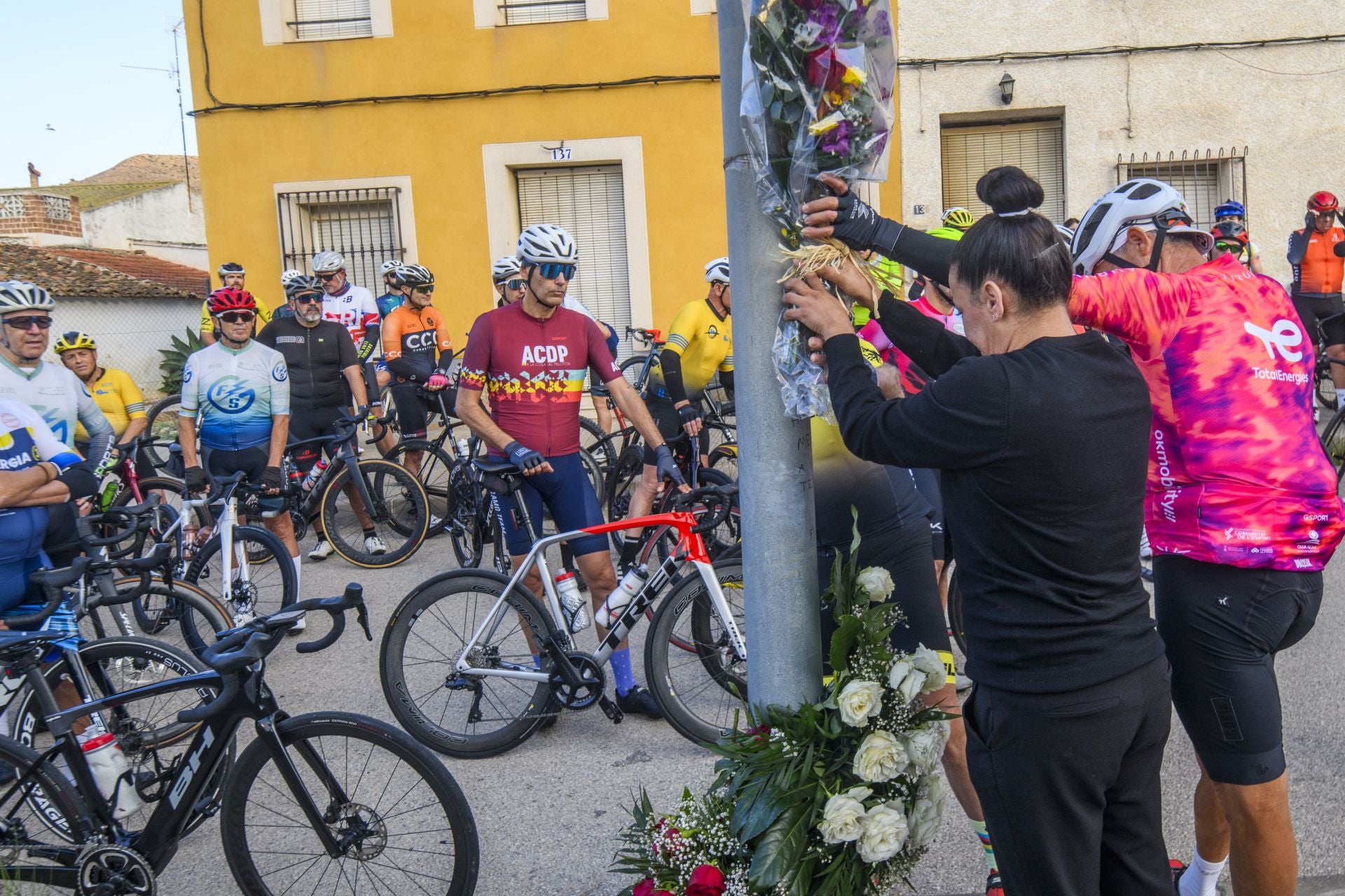 El homenaje al ciclista fallecido en Cobatillas, en imágenes