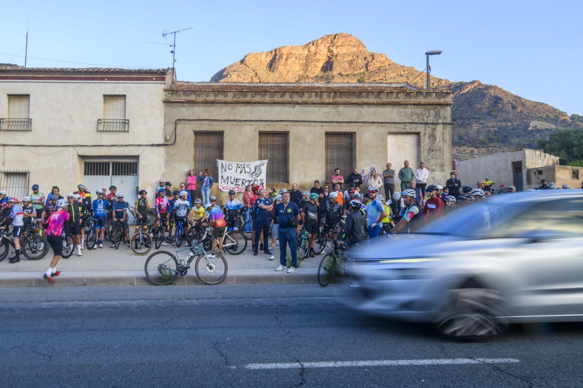 El homenaje al ciclista fallecido en Cobatillas, en imágenes